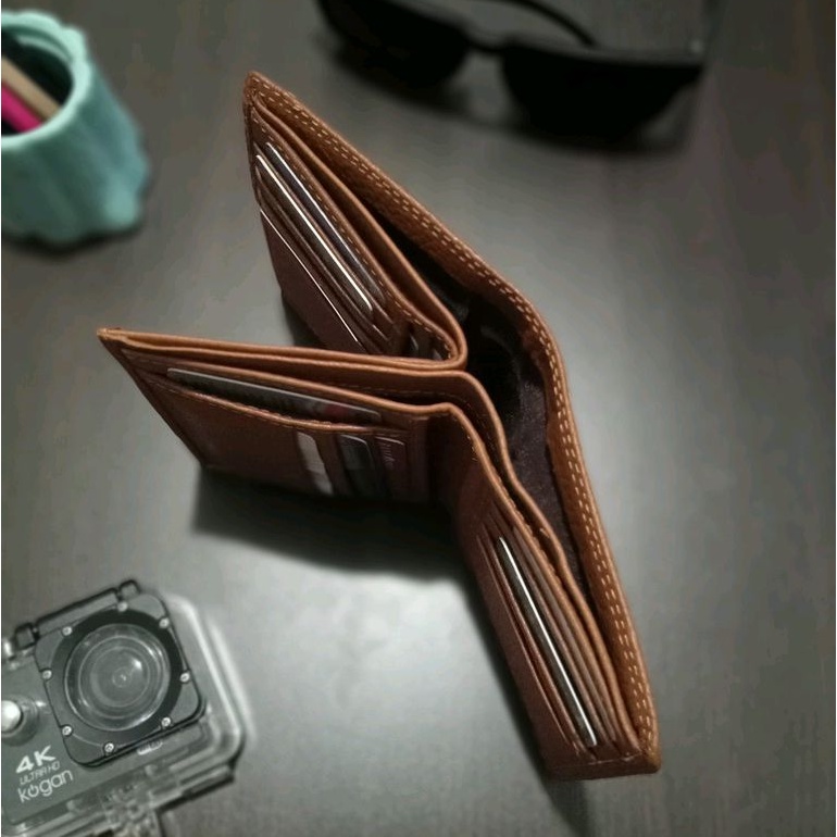 DOMPET KULIT LIPAT BUKU 3 RUANG‼️ dompet berkulitas dari anton hilmanto. dompet kulit lipat dua buku vertikal. dompet 14 slot penyimpanan kartu. dompet model dimensi 3 ruang #dompet #dompetlipat #dompetpria #dompetkulit #dompetcowok #dompetkeren