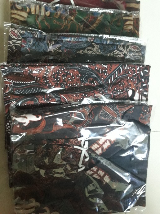 Sogan Hitam Kemeja Batik Pria Lapis Furing Lengan Pendek Katun Prisima Batik Solo