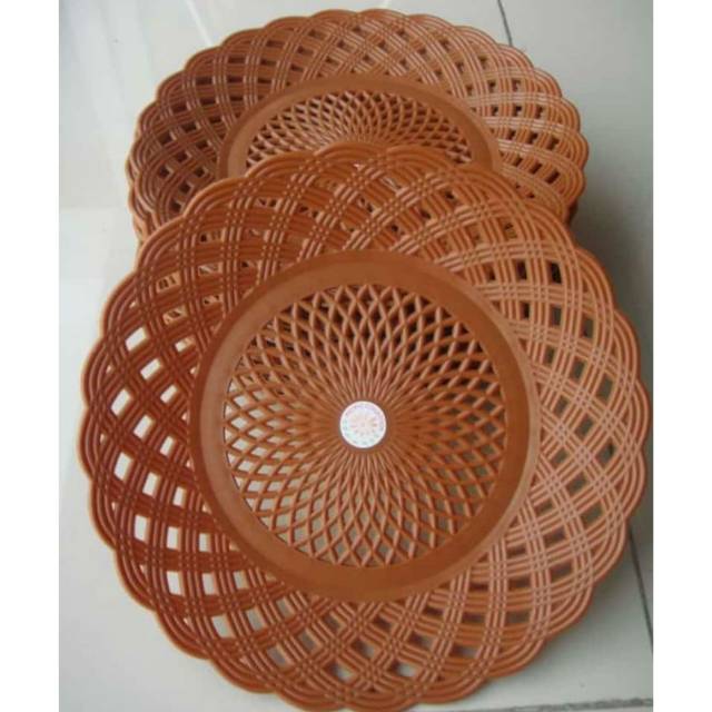 Piring anyaman plastik, piring prasmanan