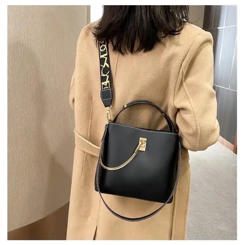 tas selempang wanita kerja kantoran simple hitam