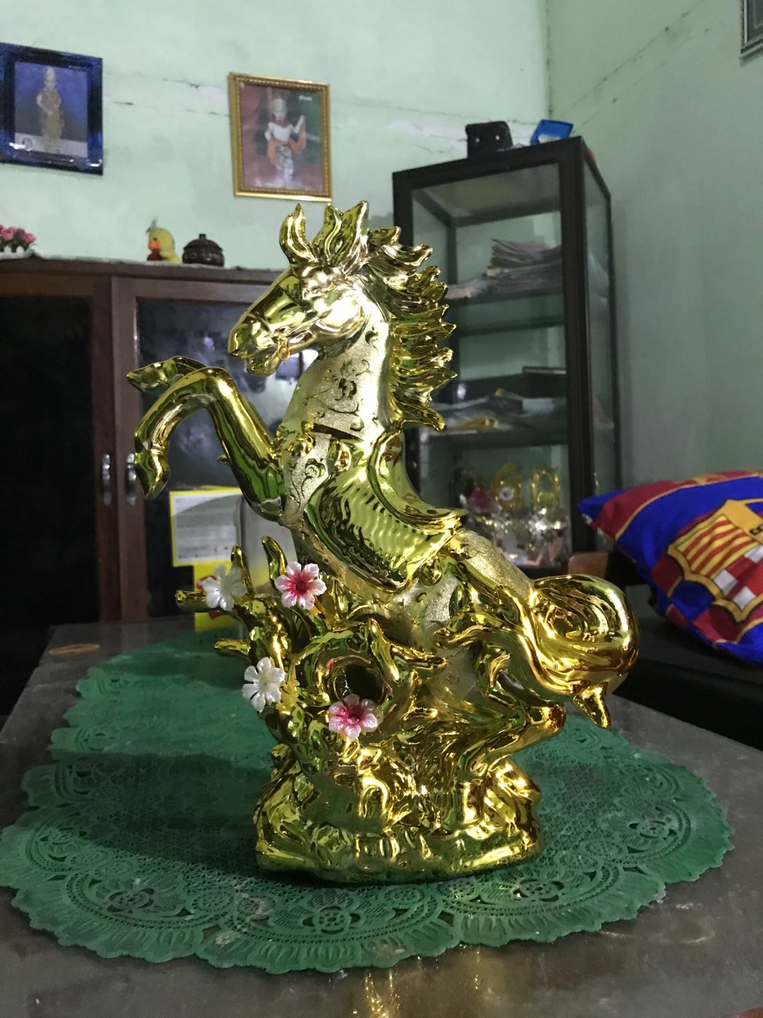 Pajangan Lemari Kaca-pajangan Patung Kuda-jual Pajangan Keramik Import