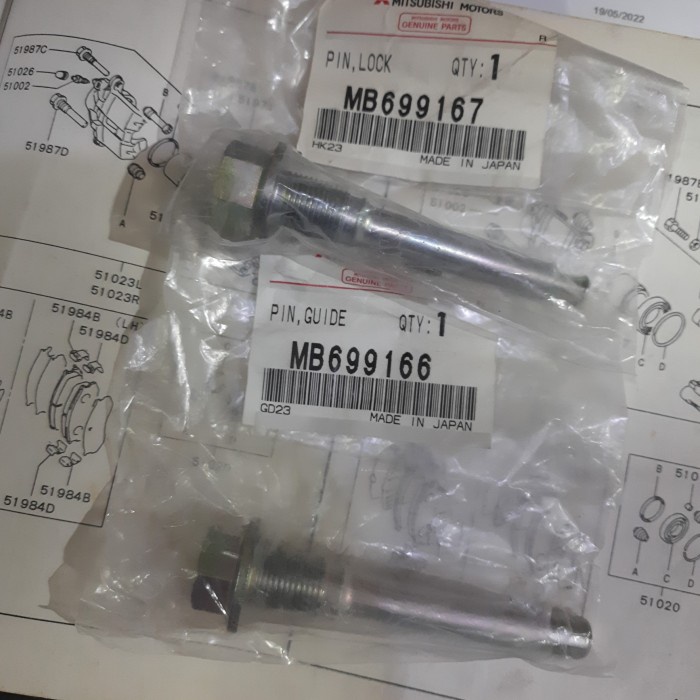 baut kaliper rem depan atas bawah mitsubishi lancer cb5 asli ori