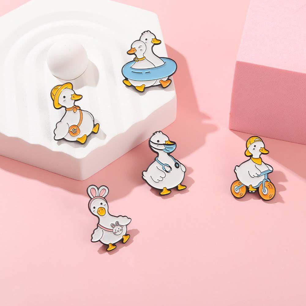 Lanfy Bebek Bros Kerah Bros Kartun Bersepeda Aksesoris Perhiasan Angsa Nakal Kerah Pin Hewan Enamel Pin