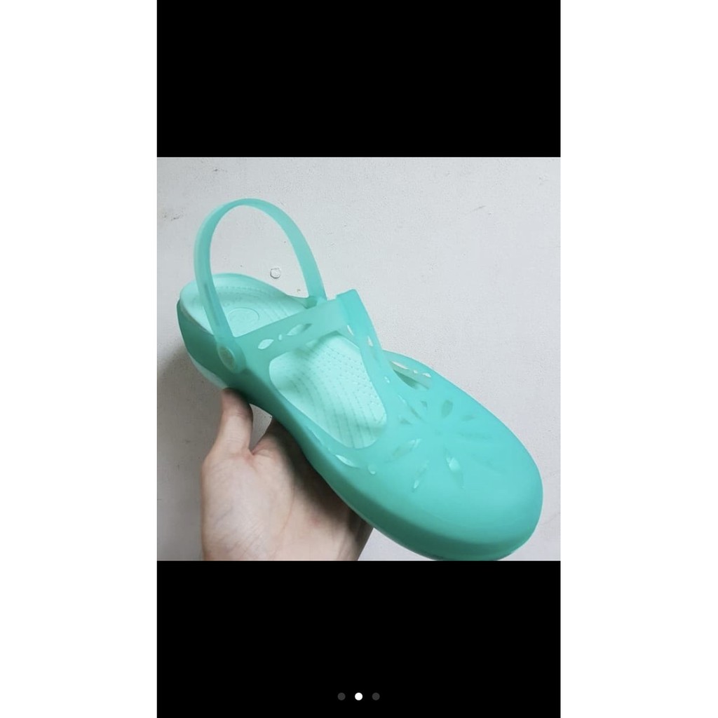 w9 crocs