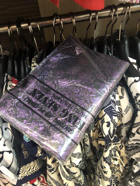 Kantong Plastik Oval Motif Batik Metalik Ukuran 30x38 Cm