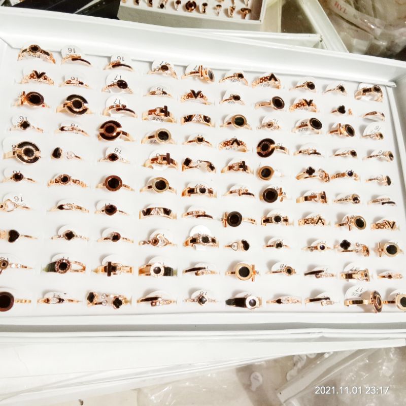 Cincin Titanium  Premium Lapis Emas 18K Bentuk Bulat random Bahan Warna Hitam Bulgar**