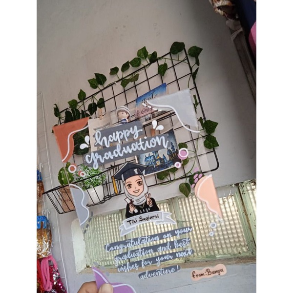 

kado wisuda unik & custom (akrilik lettering with easel)