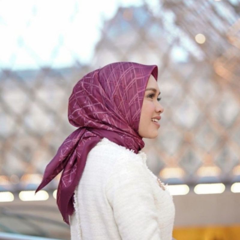 Hijab Segiempat Voal Motif Louvre Merah Terbaru