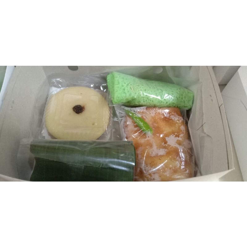 

Snack box (boxnya saja) blm termasuk harga kuenya