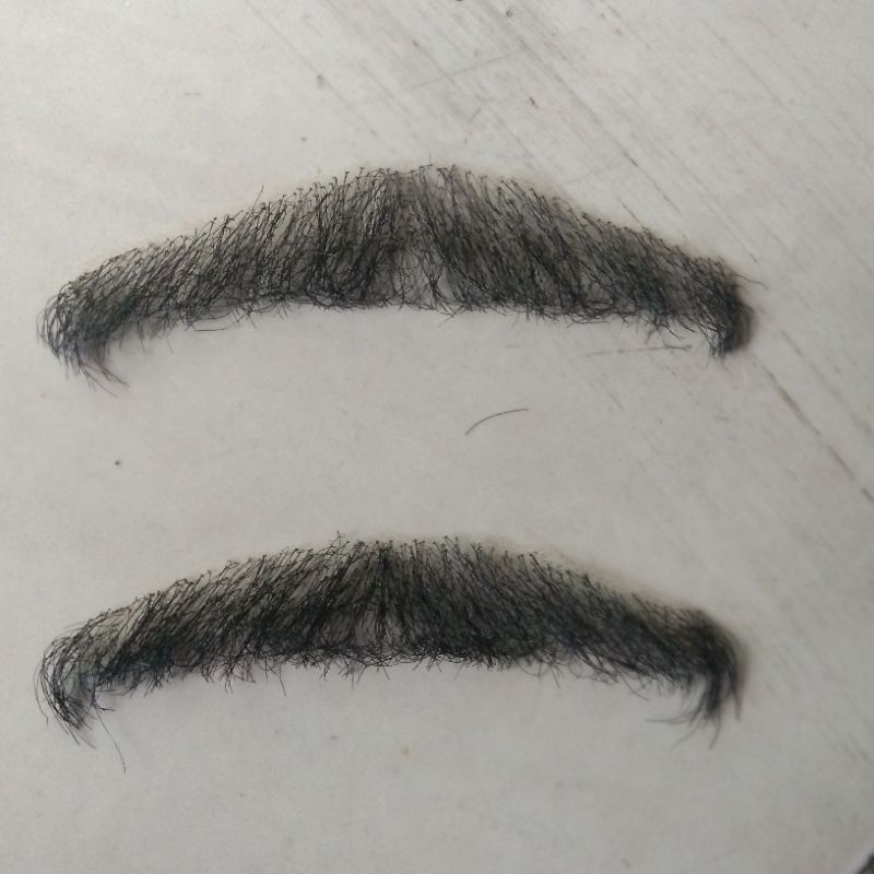 kumis tipis staandar hitam