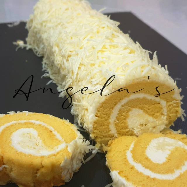 

Bolu Gulung Keju topping Keju