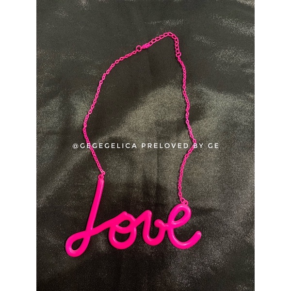Kalung Unik Fuschia text LOVE