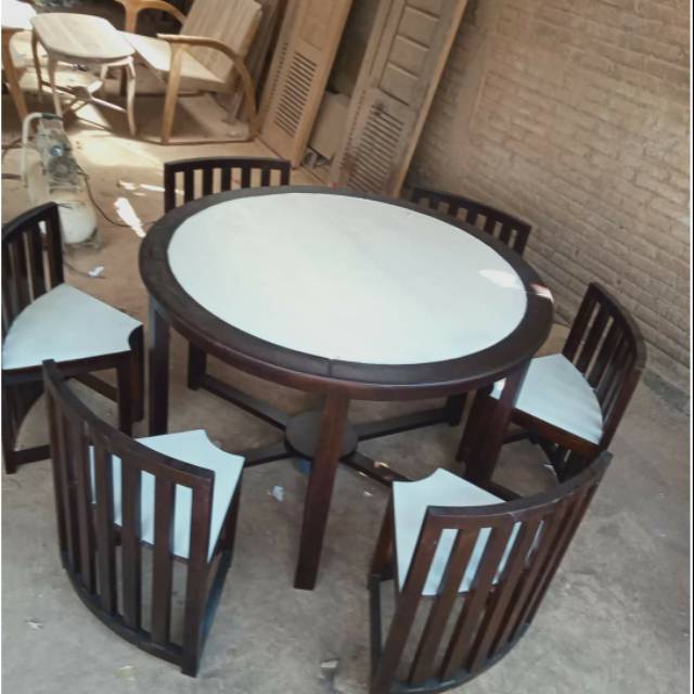 MEJA MAKAN BULAT MINIMALIS. MEJA MAKAN MINIMALIS. MEJA MAKAN BULAT