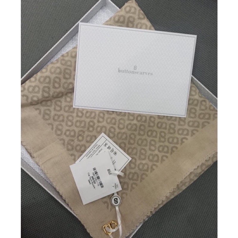 Buttonscarves tapis square seed