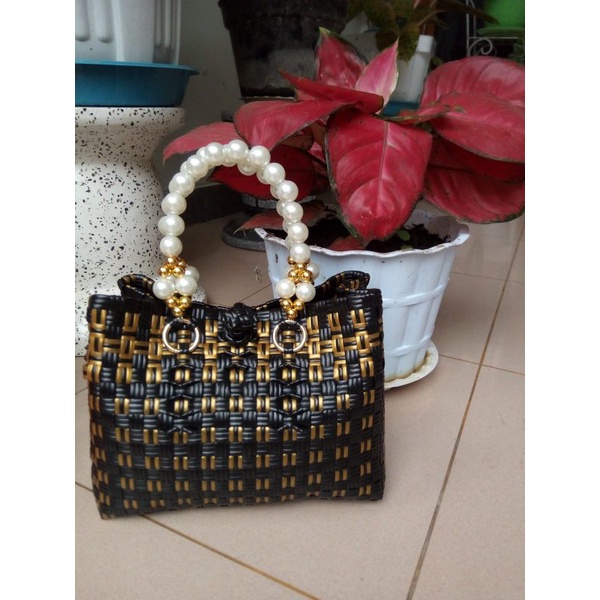 tas anyam jali handle mutiara