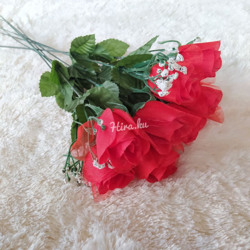 Artificial bunga mawar merah