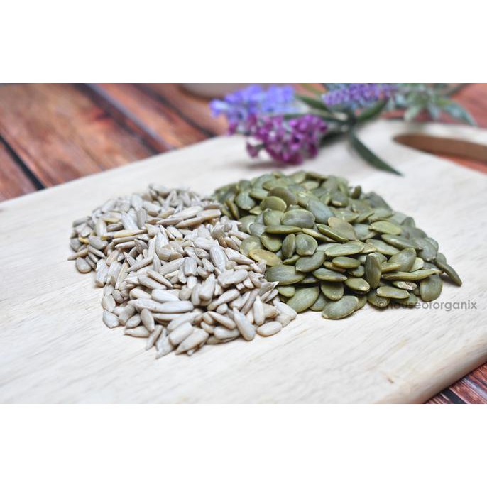 

Roasted Mix Sunflower Pumpkin Seeds ( Panggang ) - 250 Gr