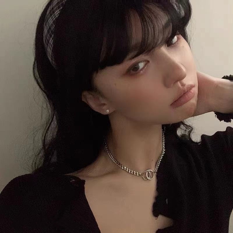 Kalung Rantai Klavikula Model Lingkaran Ganda Bahan Logam Gaya Hip Hop Untuk Wanita