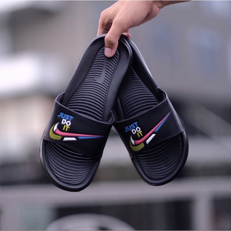 SANDAL SLIDE SLOP VICTORY DIPAKAI PRIA DAN WANITA masa kini