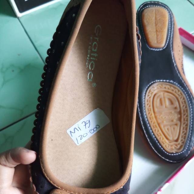 Sepatu flat Gratica