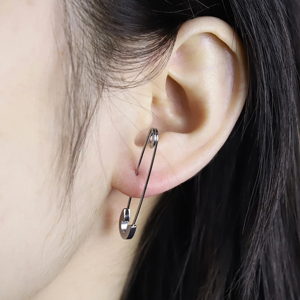 Anting Stud Tindik Bentuk Paperclip Bahan Stainless Steel Gaya Punk Gothic Untuk Wanita