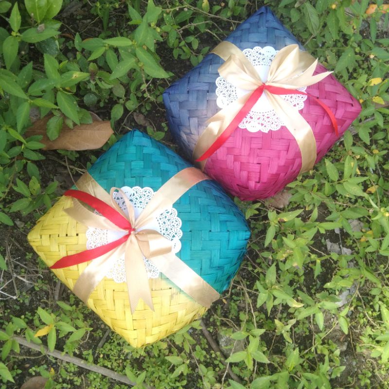 

BESEK BAMBU HIAS PITA WARNA GRADASI /BOX NASI/BOX HANTARAN/HAMPERS/CATERING