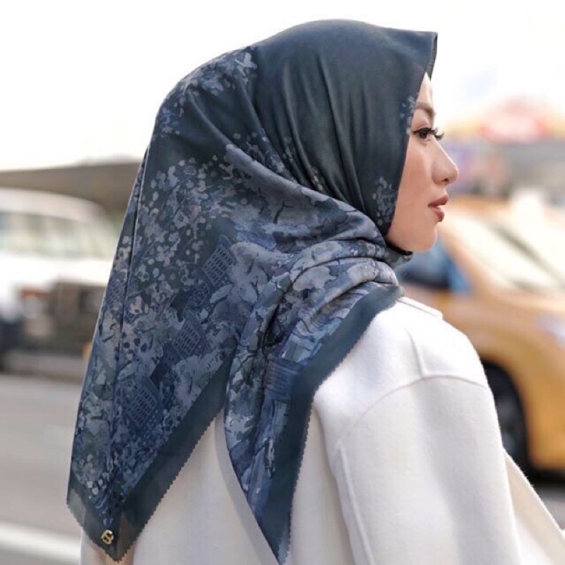 New York Buttonscarves & Song of the sea preloved like new