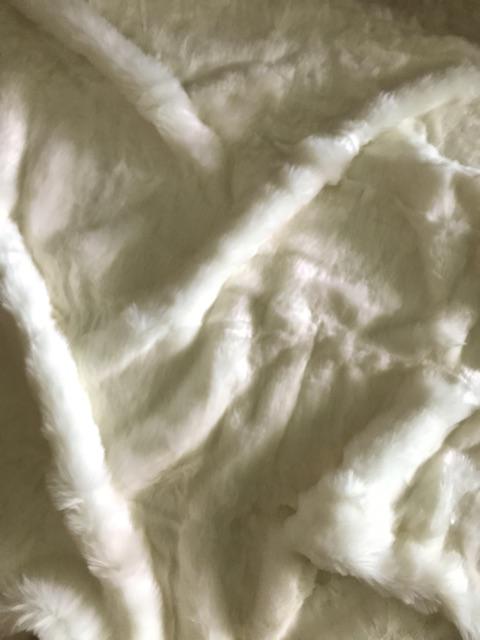 Jual Karpet Bulu Putih 100x130cm Untuk Ruangan Dan Foto Produk Online