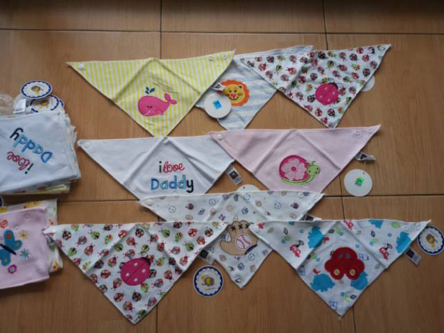 Celemek Bayi / Slabber / Bib segitiga Carter