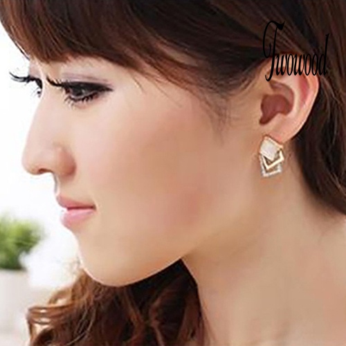 1 Pasang Anting Stud Bentuk Persegi Model Hollow Warna Emas Untuk Wanita