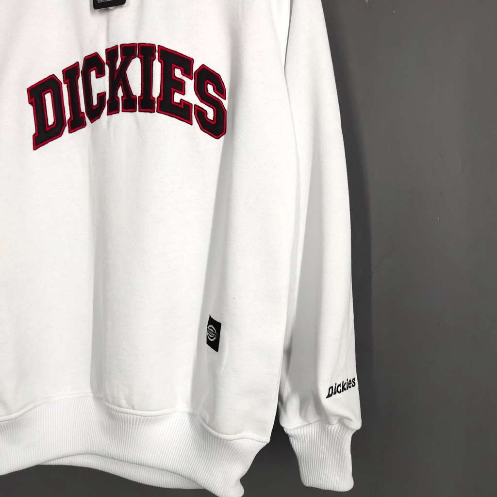 Crewneck Dickies Teks Bordir Outfit Casualan - PUTIH