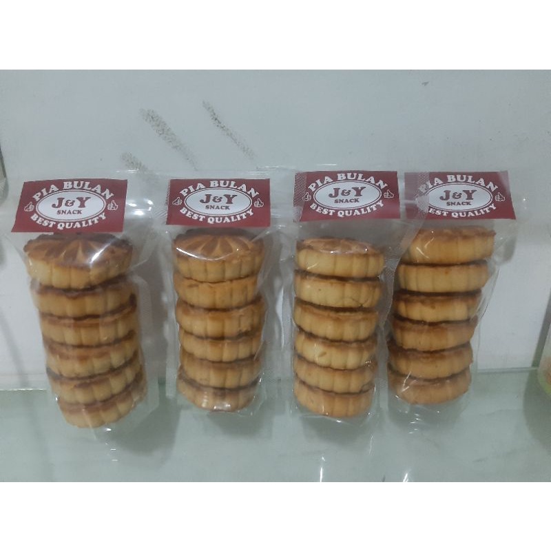 

Kue pia bulan isi kacang ijo