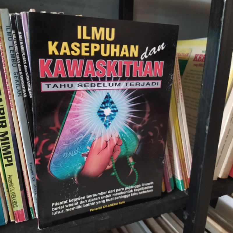 ILMU KASEPUHAN DAN KAWASKITHAN . TAHU SEBELUM TERJADI. by. Slamet riyanto. Aneka solo 2006.104hal.