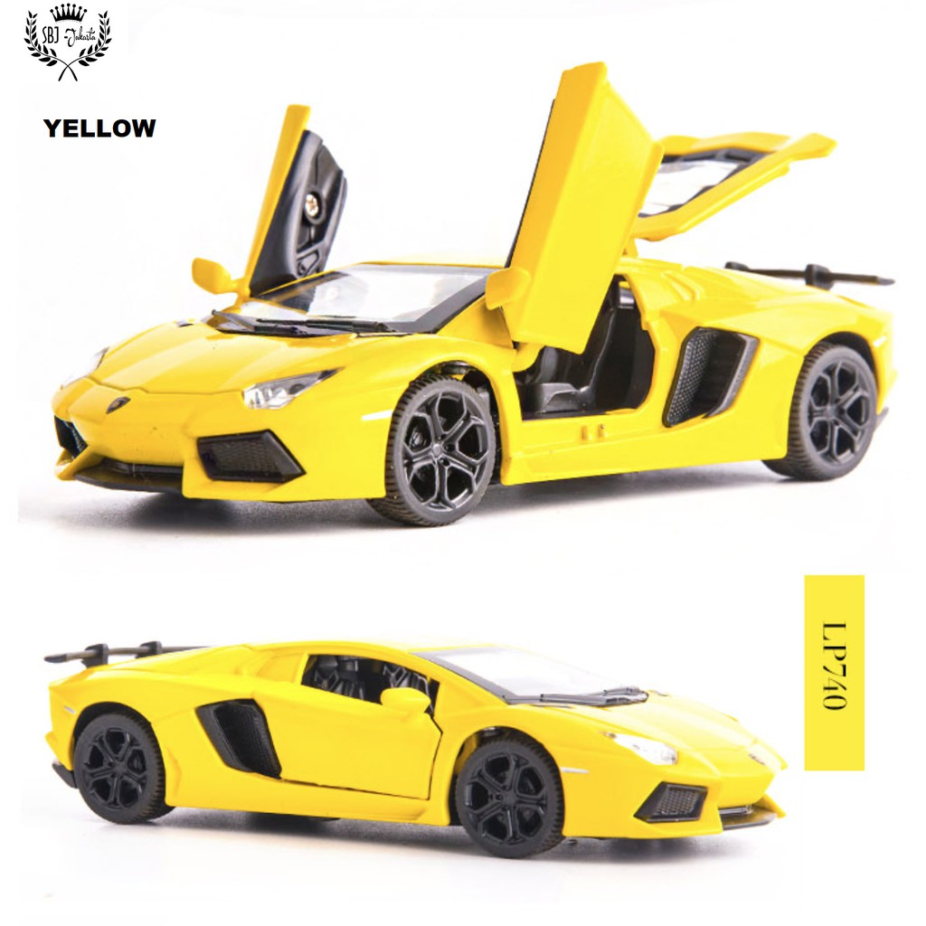 Diecast miniatur mobil Lamborghini LP740 Metal Series Skala 1:32 dengan tatakan