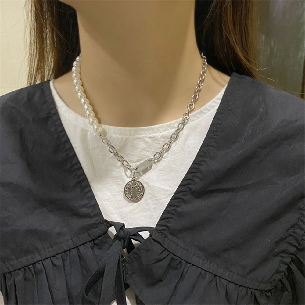 Kalung Choker Rantai Klavikula Liontin Mutiara Bulat Gaya Retro Untuk Aksesoris Perhiasan