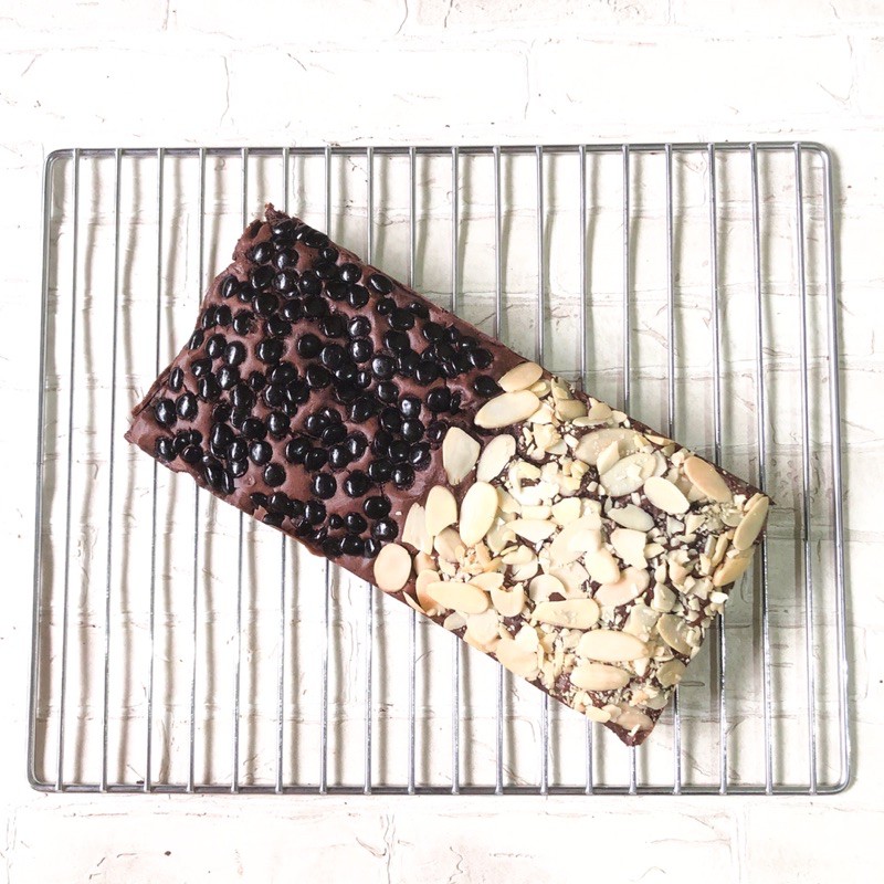 

Fudgy Brownies 2 Topping | Almond-Chococip