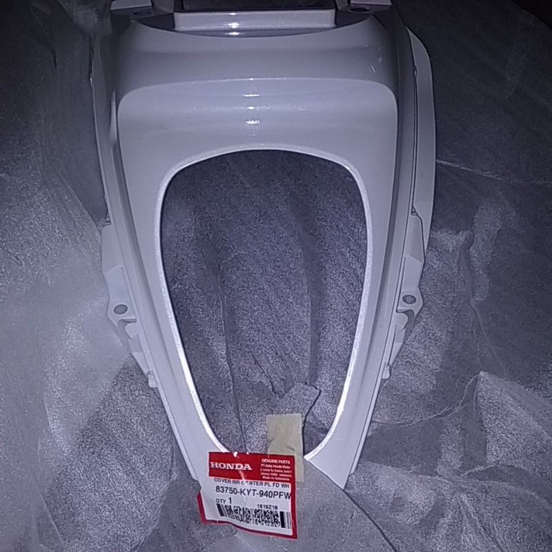 SAMBUNGAN BODI BELAKANG SCOOPY CARBURATOR PUTIH ORIGINAL AHM 83750-KYT-940PFW