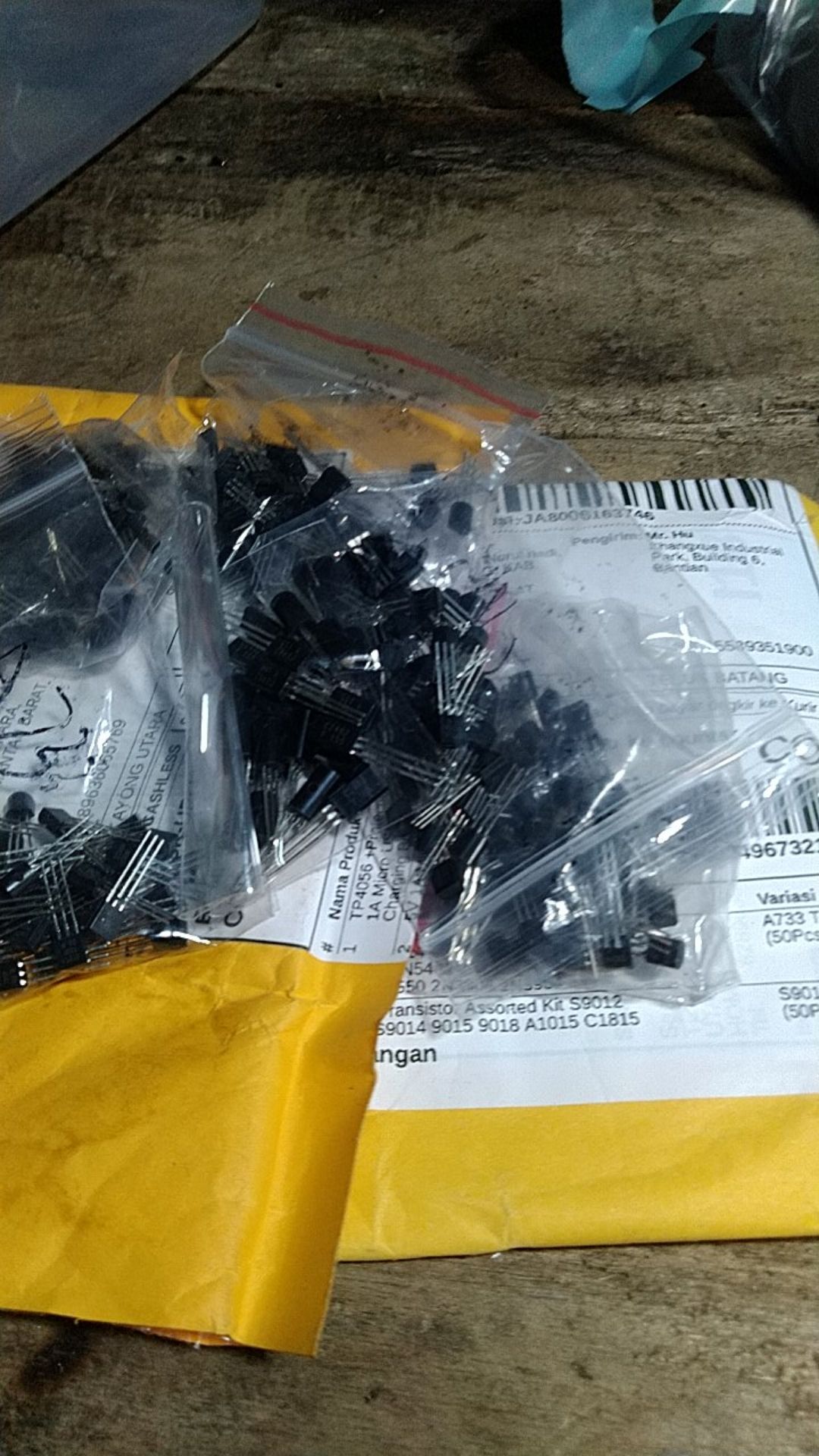 50pcs Transistor S9012 S9013 S9014 9015 9018 A1015 C1815 A42 A92 2n5401 2n5551 A733 C945 S8050 S8550