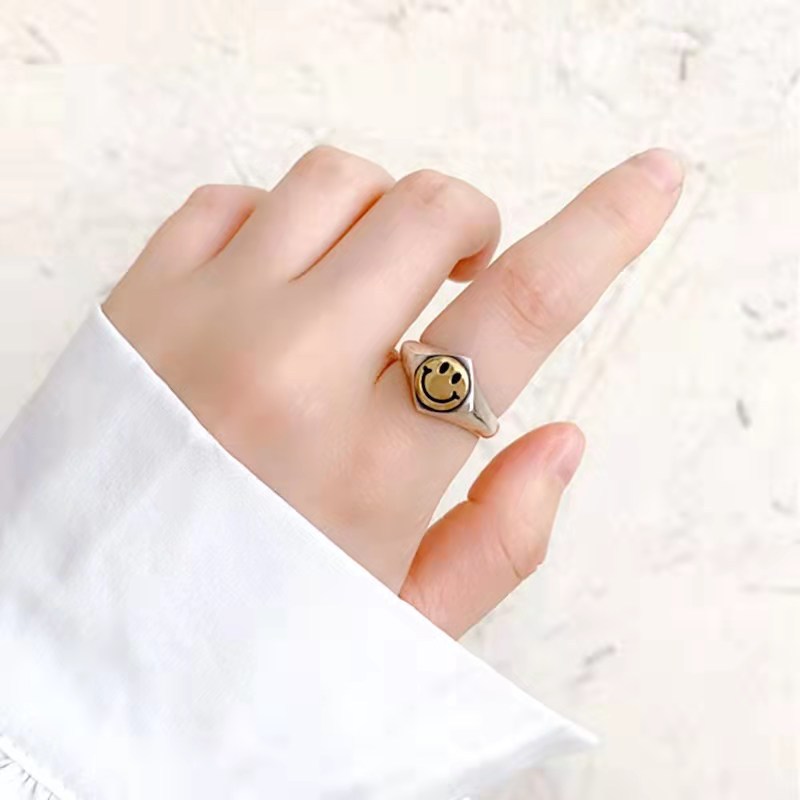 Cincin Bentuk Pentagram Tersenyum Warna Emas Gaya Retro Untuk Koleksi