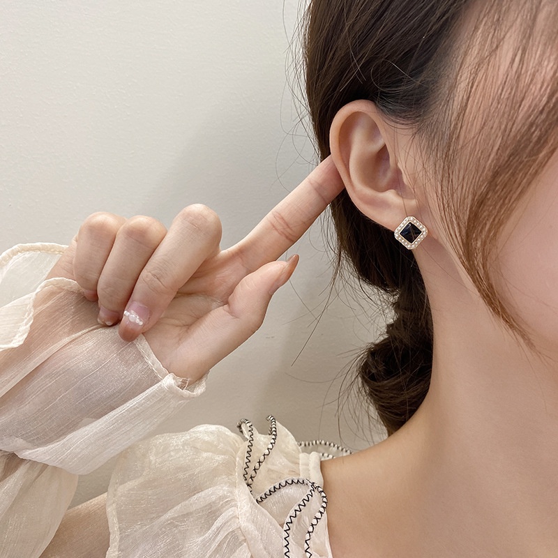 Anting Mutiara Bentuk Kotak Warna Hitam Gaya Retro Korea