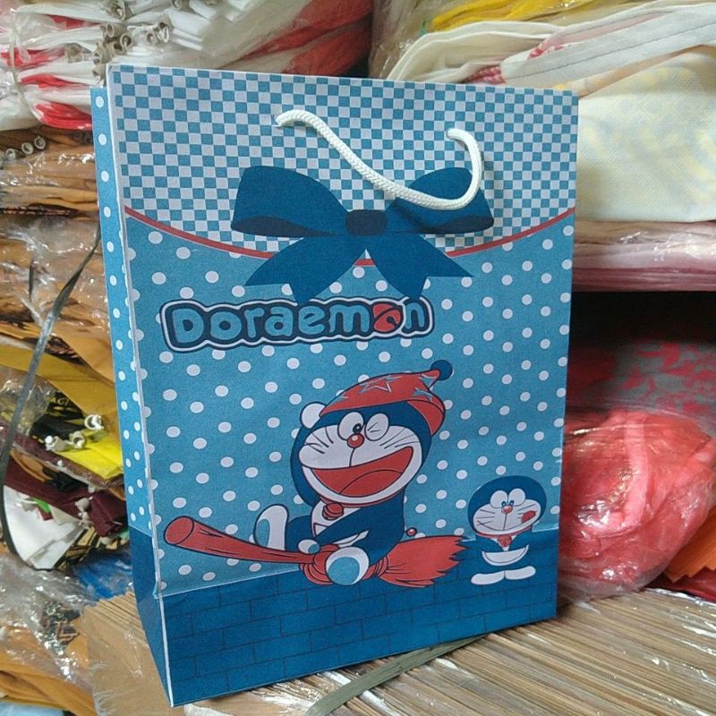 paper bag /tas kertas bingkisan Snack ulang tahun DORAEMON