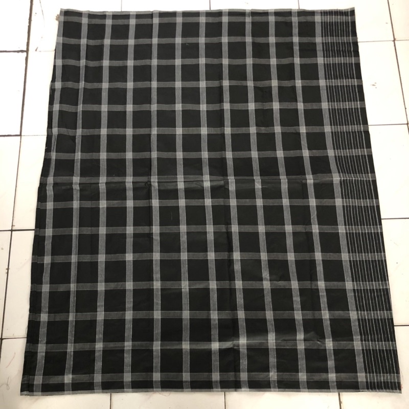Sarung tenun pria hitam putih