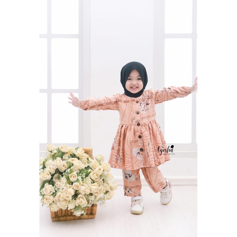 Hilmira Oneset (tanpa hijab) / Oneset Anak Perempuan