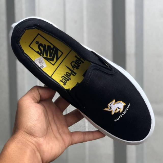 VANS SLIP ON (HARRY POTTER) HULFPFF BLACK