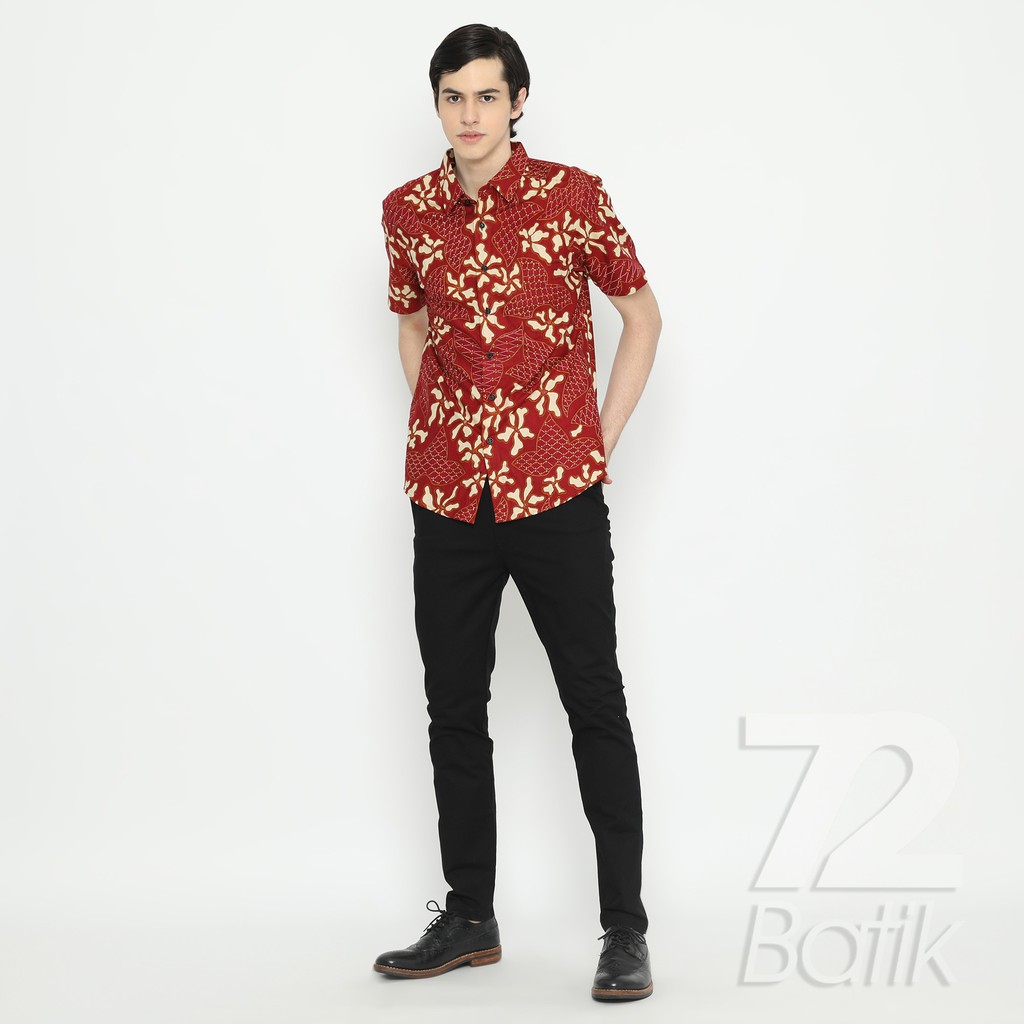 BATIK COUPLE KELUARGA  Kemeja Rok Lilit Instan Batik Pria Lengan Pendek Slimfit Premium Merah Maroon 722405 Cap 72 - Baju Kemeja Atasan Pakaian Batik Couple Cople Pria Cowok Laki Laki Remaja Keluarga Lengan Pendek Modern Slimfit Premium Kekinian