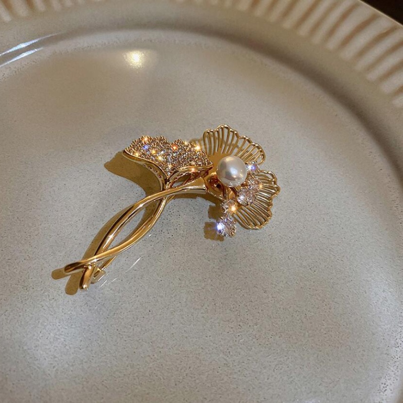 Bros Pin Bentuk Daun Maple Bahan Metal Warna Emas Aksen Mutiara Gaya Vintage