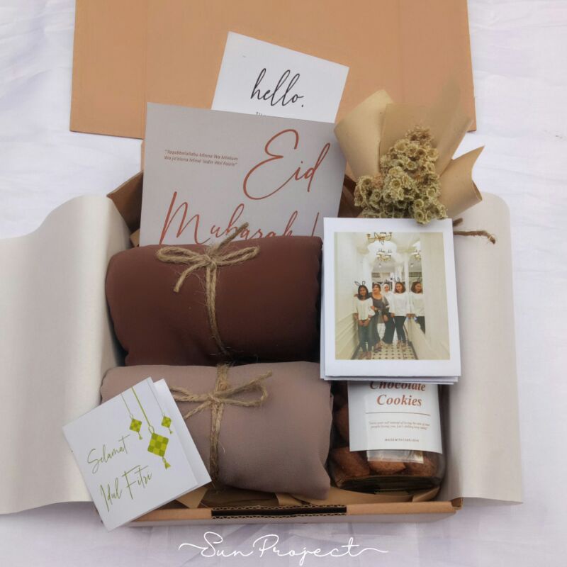 

GIFT BOX VALENTINE/ WEDDING/HAMPERS LEBARAN/ ULTAH/KADO WISUDA/HIJAB BELLA SQUARE/ GIFT BOX BIRTHDAY PLISKET
