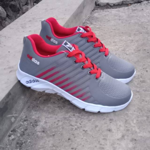 Sepatu running adidas