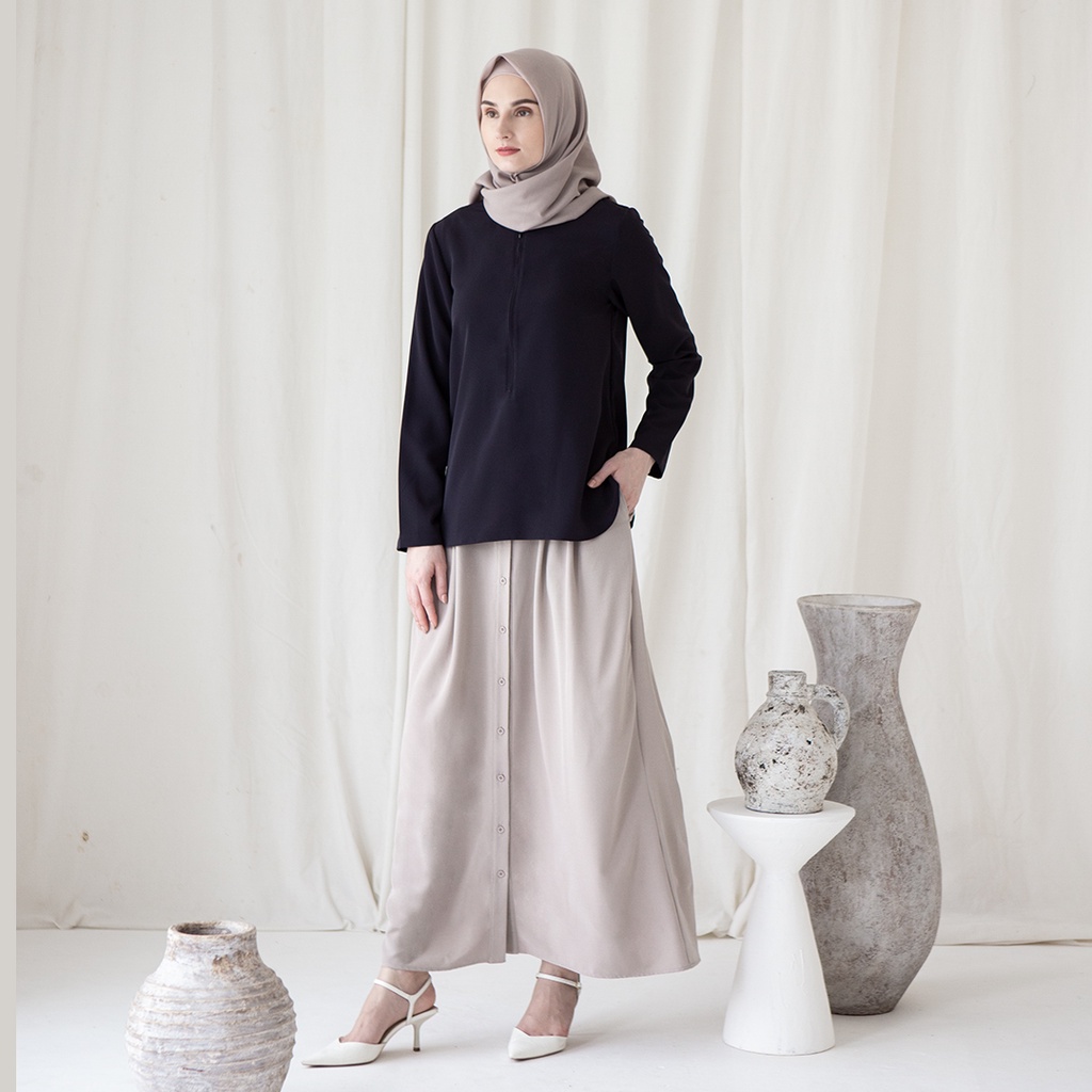 Basic Pradnya Top by Aska Label - Atasan basic polos blouse wanita Muslim lengan panjang murah busui friendly warna abu oat, ungu lilac, coklat clay, hitam black