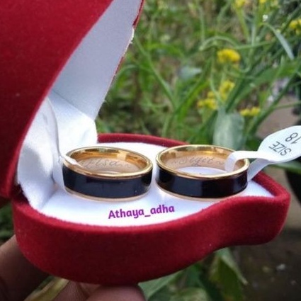 cincin couple,cincin ukir nama,cincin tunangan,cincin Titanium hitam list gold termurah